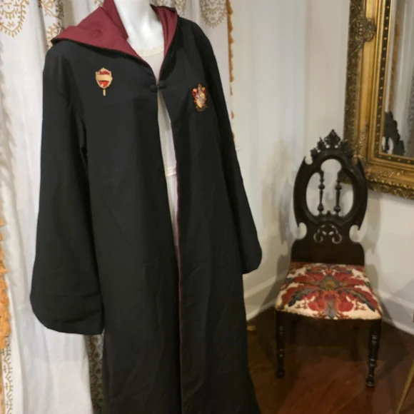 Black Hooded Robe with Red Accents - Picture 9 of 9